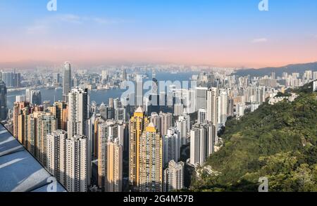 Vue sur la ville de Hong Kong et le port depuis Victoria Peak. Vue panoramique sur le coucher du soleil. Banque D'Images