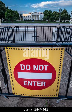 Washington DC-14 juin 2021 ; ne pas entrer affiche sur les barrières élargies devant la résidence présidentielle de la Maison Blanche après le 2021 janvier FO Banque D'Images