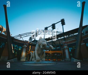 DETROIT, ÉTATS-UNIS - 16 juin 2021 : photo matinale de la statue du tigre de Detroit au parc Comerica à Detroit, M Banque D'Images