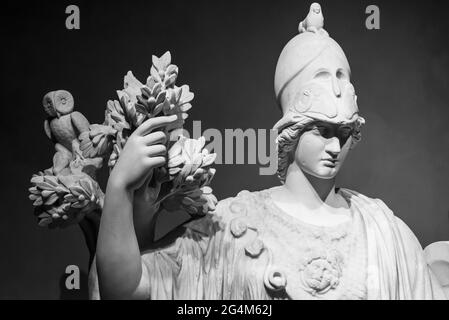 Photo en noir et blanc en gros plan sur la statue d'Athènes, déesse grecque de la sagesse Banque D'Images