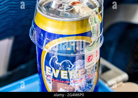 Katmandou Népal 21. Mai 2018 CAN de bière Everest sur l'avion de Nepal Airline. Banque D'Images