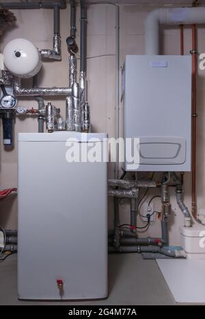 Nouveau système de chauffage avec réservoir de stockage thermique et vase d'expansion. Installé dans le sous-sol d'une maison familiale Banque D'Images