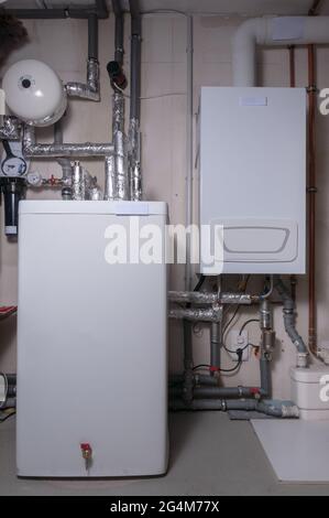 Nouveau système de chauffage avec réservoir de stockage thermique et vase d'expansion. Installé dans le sous-sol d'une maison familiale Banque D'Images