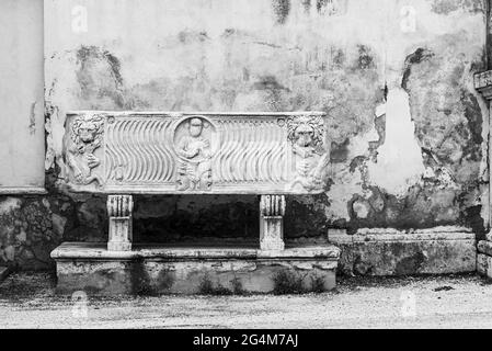 Photo en noir et blanc de l'ancien cercueil décoré en marbre Banque D'Images