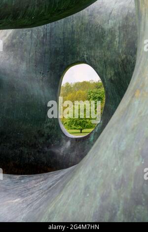 Les gigantesques sculptures en bronze, grandes deux formes de Henry Moore. Situé dans l'endroit préféré de Moore au Yorkshire Sculpture Park. Banque D'Images