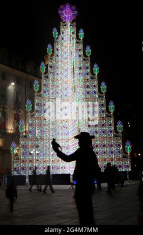 Sapin de Noël sur la place Piazza Castello, Turin, Italie, Europe Banque D'Images