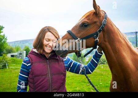 Dream Horse (2020) réalisé par Euro Lyn et mettant en vedette Toni Collette sous le nom de Jan Vokes, un petit barman gallois qui élève et forme un cheval de course qui remporte la course galloise du Grand National Steeplechase. Banque D'Images