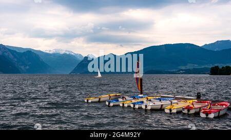 Des bateaux amarrés à la jetée dans le lac, attendant la prochaine tempête, de petites vagues de lac Banque D'Images