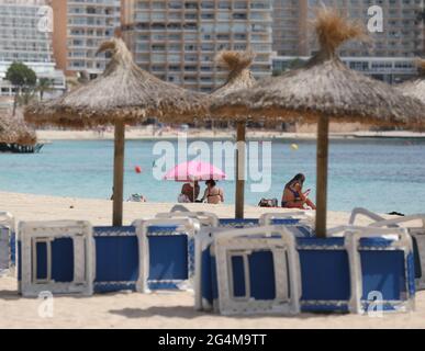 Des chaises longues vides à Magaluf, Majorque, Espagne, comme les îles Baléares d'Ibiza, Majorque et Minorque sont sur le point d'être ajoutés à la liste verte du Royaume-Uni. Banque D'Images