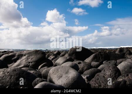 Îles Canaries, Lanzarote ,. Côte avec des roches de lave noires et refroidies typiques qui ont été polies au fil du temps Banque D'Images