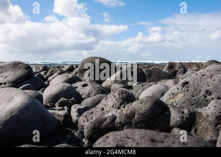 Îles Canaries, Lanzarote ,. Côte avec des roches de lave noires et refroidies typiques qui ont été polies au fil du temps Banque D'Images