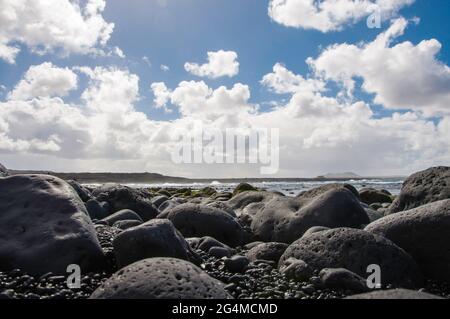 Îles Canaries, Lanzarote ,. Côte avec des roches de lave noires et refroidies typiques qui ont été polies au fil du temps Banque D'Images