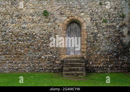 Ancienne porte en bois en pierre dans le mur d'un fort médiéval. Banque D'Images