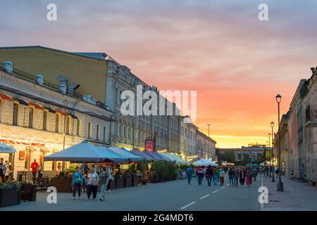 KIEV, UKRAINE - 14 JUIN, 2021: Les gens walkig par la rue de la vieille ville de Kiev au coucher du soleil.Podol est la partie historique de Kiev Banque D'Images