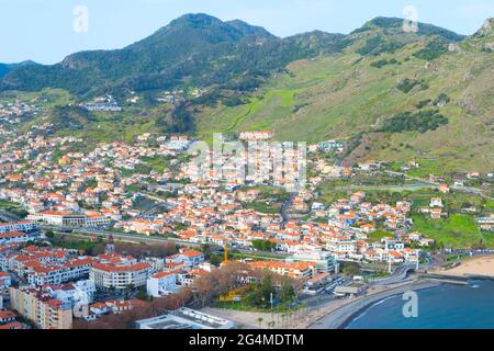 Paysage urbain de la ville côtière de Madère à la journée. Île de Madère, Portugal Banque D'Images