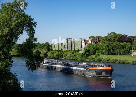Cargo sur le main près de Francfort/Höchst avec la 'Villa unter den Linden', ancienne résidence de la famille Meister fondateur de Farbwerke Hoechst AG Banque D'Images