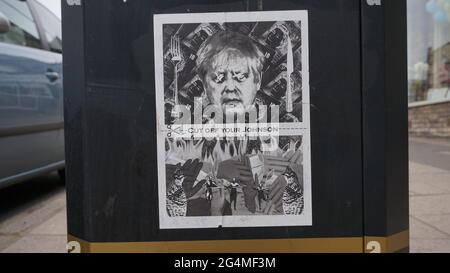 Affiche anti Boris Johnson 2021, collée sur un bac à litière et un abri de bus à proximité à Sheffield. « Coupez ton Johnson ». Photographie Simon Robinson Banque D'Images