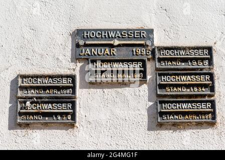 Indicateur d'inondation désignant les inondations historiques sur les murs du château de Linz, Linz sur le Rhin, Rhénanie-Palatinat, Gemrany Banque D'Images