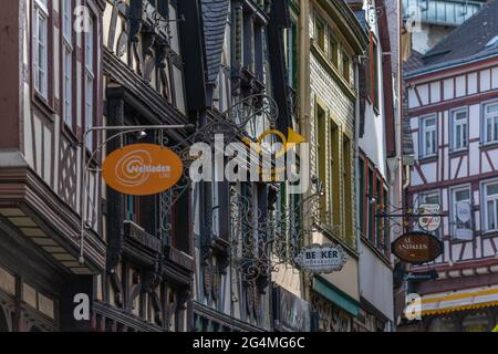 Historique Linz sur la Rine avec des maisons colorées à colombages, Rhénanie-Palatinat, Gemrany Banque D'Images