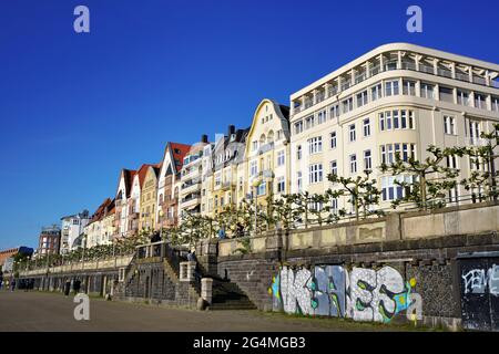 Mannesmannufer sur le Rhin à Düsseldorf avec de belles façades de maisons. Banque D'Images