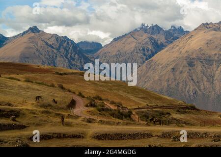 Chaîne de montagnes des Andes, près du centre archéologique de Moray, Urubamba, Cuzco, Pérou, le 6 octobre 2014. Banque D'Images