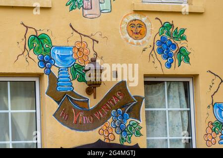 La peinture murale de maison avec l'inscription latine 'in vino veritas' la vérité est dans le vin, historique Linz sur les maisons de la Rine, Rhénanie-Palatinat, Allemagne Banque D'Images