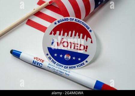 2021 première élection, j'ai voté les articles et le drapeau américain, NYC, États-Unis Banque D'Images