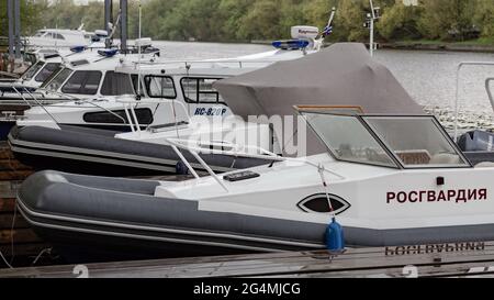 Des bateaux de patrouille ont été vus à l'embarcadère.au printemps 2020, en raison de l'éclosion d'une nouvelle infection à coronavirus à Moscou, des mesures anti-épidémiologiques ont été mises en place. Sans nécessité inutile, les citoyens ont été invités à ne pas se rendre dans les lieux publics et tout mouvement autour de la ville a dû être effectué dans des équipements de protection médicale et avec un laissez-passer électronique. L'application des mesures restrictives dans les rues de la ville a été contrôlée par la police et la Garde nationale. Des bateaux à aubes, des drones et des hélicoptères Ka-226 ont été utilisés pour contrôler les contrevenants aux restrictions. (Photo de Mihail Tokmakov Banque D'Images