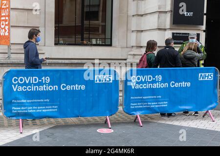 Londres, Royaume-Uni. 06e juin 2021. LONDRES, ROYAUME-UNI. 22 JUIN. Les gens font la queue dans un centre de vaccination pour recevoir leur vaccin Covid 19 pré-réservé au Musée des sciences le mardi 22 juin 2021. (Credit: Tejas Sandhu | MI News) Credit: MI News & Sport /Alay Live News Banque D'Images