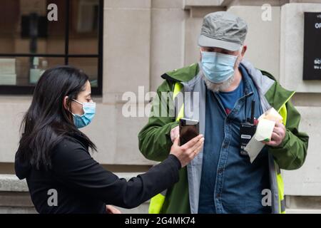 Londres, Royaume-Uni. 06e juin 2021. LONDRES, ROYAUME-UNI. 22 JUIN. Les gens font la queue dans un centre de vaccination pour recevoir leur vaccin Covid 19 pré-réservé au Musée des sciences le mardi 22 juin 2021. (Credit: Tejas Sandhu | MI News) Credit: MI News & Sport /Alay Live News Banque D'Images