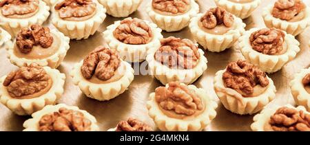 Présentation de petits gâteaux sans gluten assortis avec noix assis sur la table d'exposition. Banque D'Images
