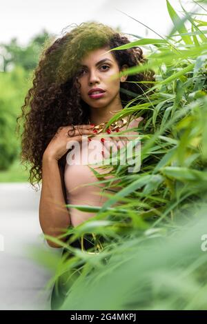 Fille latino-américaine aux cheveux bruns mauruns souriants Banque D'Images