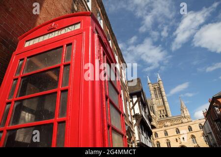 Téléphone britannique rouge traditionnel et la cathédrale de Lincoln datant du XIe siècle (Lincoln Minster ou St Mary's Cathedral), Bailgate, Lincoln, Royaume-Uni. Banque D'Images