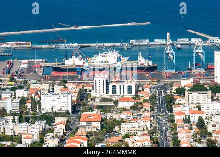 navires cargo toute l'année. C'est le plus grand port maritime international d'Israël Banque D'Images