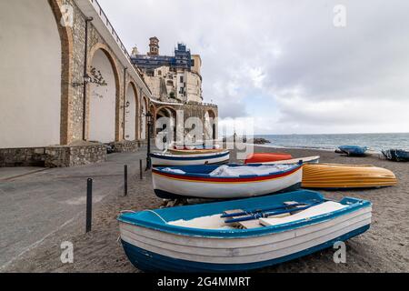 Vue sur le petit port de pêche d'Atrani, côte amalfitaine, Campanie, Italie. Banque D'Images