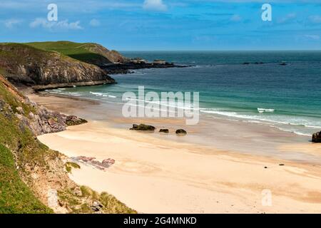 DURNESS SUTHERLAND SCOTLAND SANGOMORE SANGO BAY AU DÉBUT DE L'ÉTÉ, UNE PLAGE DE SABLE IMMACULÉ ET UNE MER VERTE BLEUE Banque D'Images