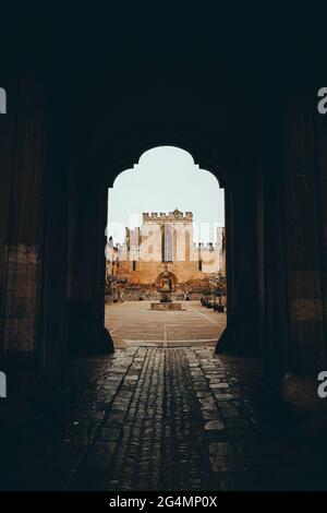 Entrée du monastère royal de Santes Creus vue par un couloir en Catalogne, Espagne Banque D'Images