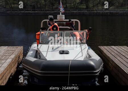 Un bateau de patrouille est stationné au quai.au printemps 2020, en raison de l'éclosion d'une nouvelle infection à coronavirus à Moscou, des mesures anti-épidémiologiques ont été mises en place. Sans nécessité inutile, les citoyens ont été invités à ne pas se rendre dans les lieux publics et tout mouvement autour de la ville a dû être effectué dans des équipements de protection médicale et avec un laissez-passer électronique. L'application des mesures restrictives dans les rues de la ville a été contrôlée par la police et la Garde nationale. Des bateaux fluviaux, des drones et des hélicoptères Ka-226 ont été utilisés pour contrôler les contrevenants aux restrictions. Banque D'Images