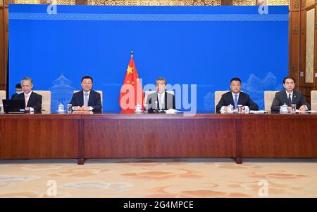 Pékin, Chine. 22 juin 2021. Le conseiller d'État chinois et ministre des Affaires étrangères Wang Yi tient une conversation vidéo avec le ministre néo-zélandais des Affaires étrangères Nanaia Mahuta à Beijing, capitale de la Chine, le 22 juin 2021. Credit: Yue Yuewei/Xinhua/Alamy Live News Banque D'Images