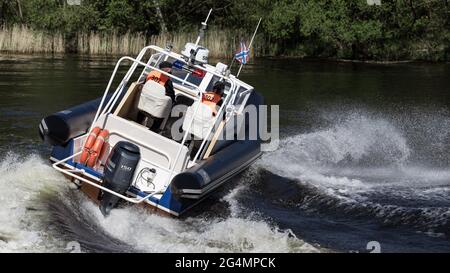 Un virage brusque du bateau Rosgvardia dans la zone d'eau de la rivière de Moscou.au printemps 2020, en raison de l'apparition d'une nouvelle infection à coronavirus à Moscou, des mesures anti-épidémiologiques ont été introduites. Sans nécessité inutile, les citoyens ont été invités à ne pas se rendre dans les lieux publics et tout mouvement autour de la ville a dû être effectué dans des équipements de protection médicale et avec un laissez-passer électronique. L'application des mesures restrictives dans les rues de la ville a été contrôlée par la police et la Garde nationale. Des bateaux fluviaux, des drones et des hélicoptères Ka-226 ont été utilisés pour contrôler les contrevenants de Banque D'Images