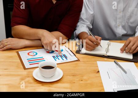 L'équipe d'affaires réunions et l'examen de plan de projet. Businesspeople ensemble dans une salle de réunion. Investisseur professionnel travaillant avec la projection d'affaires Banque D'Images