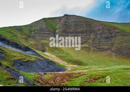 Affleurement du schiste sur les flancs de MAM Tor à Castleton, dans la vallée de l'espoir, causé par le glissement continu qui est une caractéristique de la colline. Banque D'Images