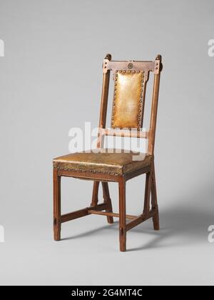 Chaise avec garniture en cuir marron. Chaise en chêne. Les pattes avant et arrière sont reliées par une croix en forme de H avec des composés à broches et à trous, dont les broches sont coulées à travers les pattes. Les styles inclinés à l'arrière se terminent par des coupes d'oiseau et reposent sur la croix. La main courante repose sur les accessoires à la session et servent également de pattes arrière. Le dossier est à la fois au-dessus et sous-relié par une règle intermédiaire. La règle supérieure contient une forme en étoile en tranches au milieu. Entre les règles il y a un panneau qui est enduit de cuir et fixé avec des clous en cuivre. Le siège est également cov Banque D'Images
