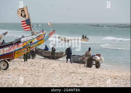 MAURITANIE, Nouakchott, océan atlantique, port de pêche, pêcheur côtier, Bateau avec US drapeau et image du combattant cubain de la liberté Che Guevara / MAURETANIEN, Nuakschott, Fischerhafen, atlantischer Ozean, Küstenfischer Banque D'Images