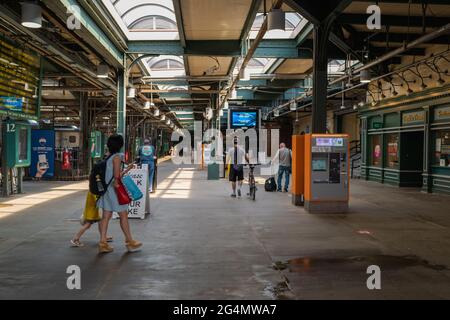 Hoboken, NJ, États-Unis — 19 juin 2021. Les navetteurs parcourent l'intérieur de la gare de Hoboken, dans le New Jersey Banque D'Images