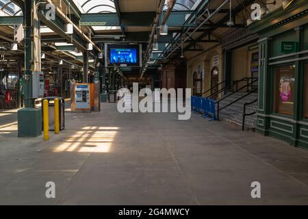 Hoboken, NJ, États-Unis — 19 juin 2021. Une photo grand angle prise dans la gare de descente et de grimy à Hoboken NJ. Banque D'Images