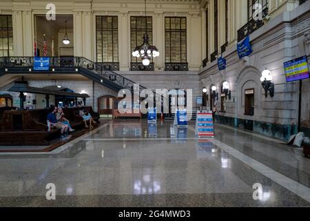 Hoboken, NJ, États-Unis — 19 juin 2021. Une photo prise à l'intérieur de la salle d'attente de la gare de Hoboken à New Jersey Banque D'Images