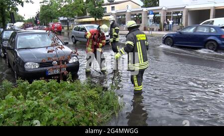 Ottobrunn, Allemagne. 22 juin 2021. Le personnel du service des incendies obstrue les drains dans une rue inondée après une tempête pour permettre à l'eau de s'écouler. Crédit : B & S/dpa-Zentralbild/dpa/Alay Live News Banque D'Images