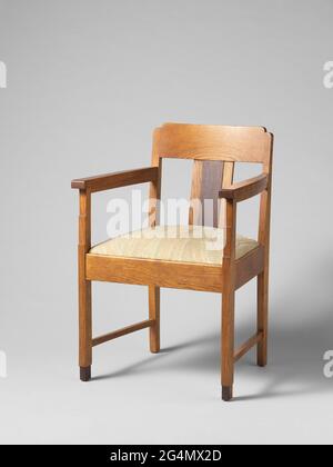 Fauteuil avec panneau arrière sombre. Fauteuil en chêne reposant sur quatre pattes. Les pattes avant et arrière sont interconnectées au moyen de règles intermédiaires. Les jambes avant reposent sur des pieds plus étroits de bois de couleur foncée et traversent les jambes de bras. Les pattes arrière s'exécutent dans les styles arrière. À partir du milieu des styles arrière, les accoudoirs s'élargissent et reposent sur les jambes de force. Le dossier se compose d'une large couche supérieure avec des coins arrondis, avec un panneau arrière en dessous qui a été venturé au milieu avec un type de bois de couleur foncée. Le siège est recouvert d'un vert clair, de saumon et de W. Banque D'Images