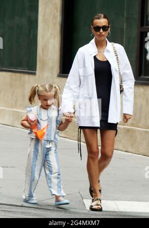 New York, NY, États-Unis. 22 juin 2021. Irina Shayk et le de Seine Shayk Cooper vus à Soho à New York. 22 juin 2021. Crédit : RW/Media Punch/Alamy Live News Banque D'Images